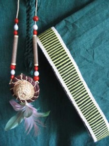 Detalle etnico guarani con amuleto en palma